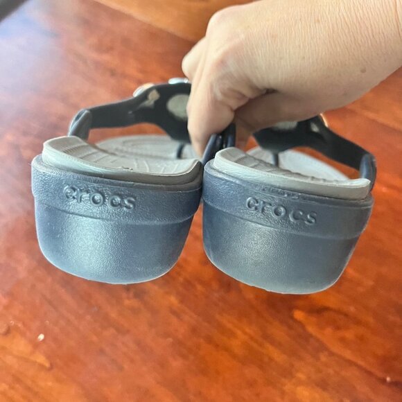 Crocs Silver Medallion Sandals- Size 6 - Picture 3 of 6